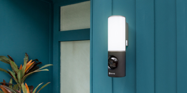 CS-LC3 (4MP,W1) 4 МП Wi-Fi настенная камера с мощным прожектором Ezviz